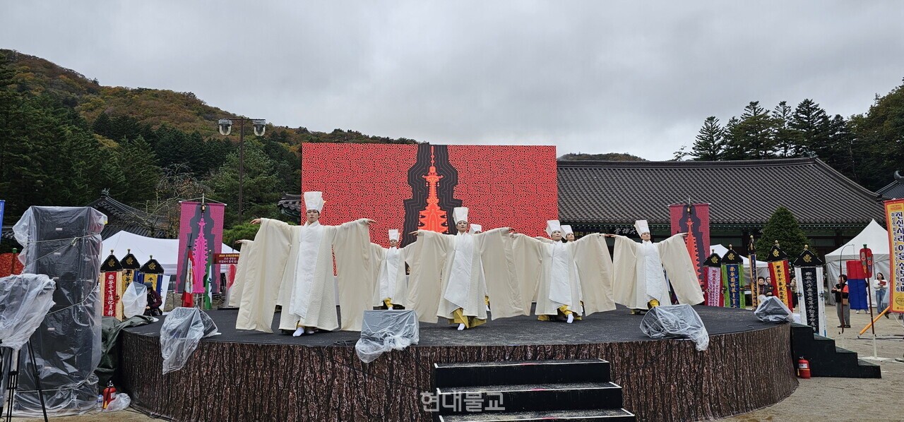 오대산의 성지와 화엄사상을 창작무용으로 재해석한 무용단의 〈오대산의 숨 : 다섯 길〉 공연