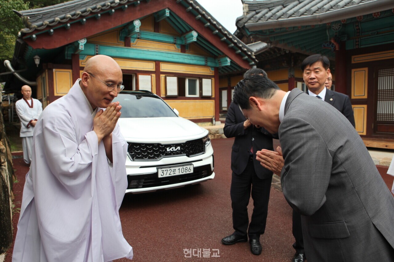 장동혁 국민의힘 대표가 10월 4일 영축총림 통도사에서 주지 현덕 스님에게 합장으로 인사하고 있다.