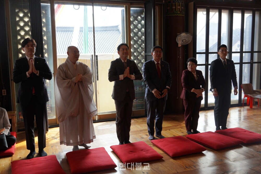 장동혁 대표와 국민의힘 의원들은 봉은사 대웅전을 참배하고 부처님 전에 삼배를 올렸다.