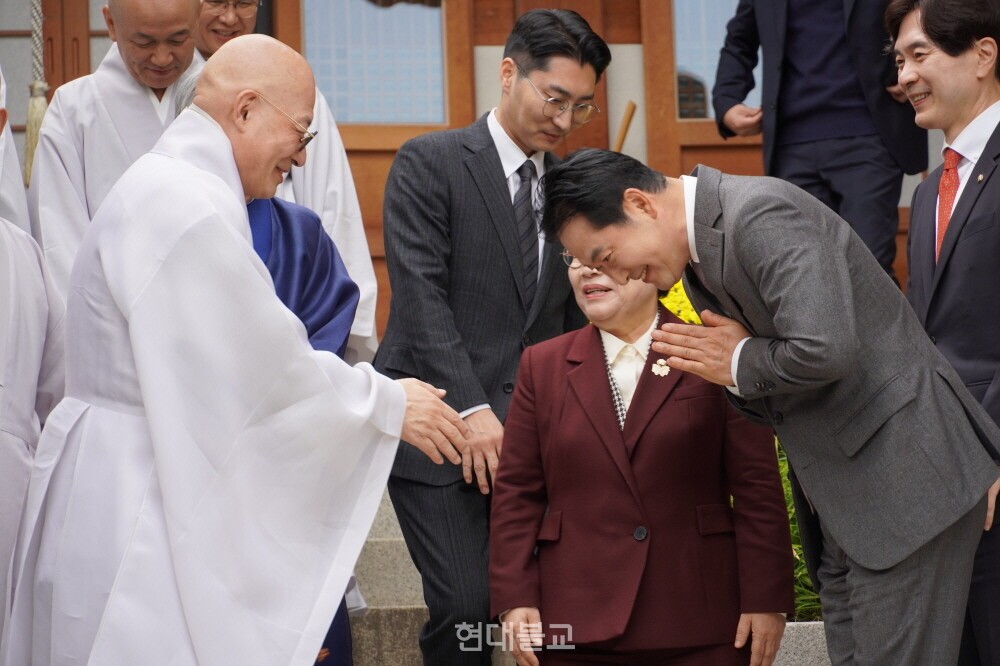 장동혁 국민의힘 대표가 조계종 총무원장 진우 스님을 다시 예방해 합장 반배로 예의를 갖췄다.