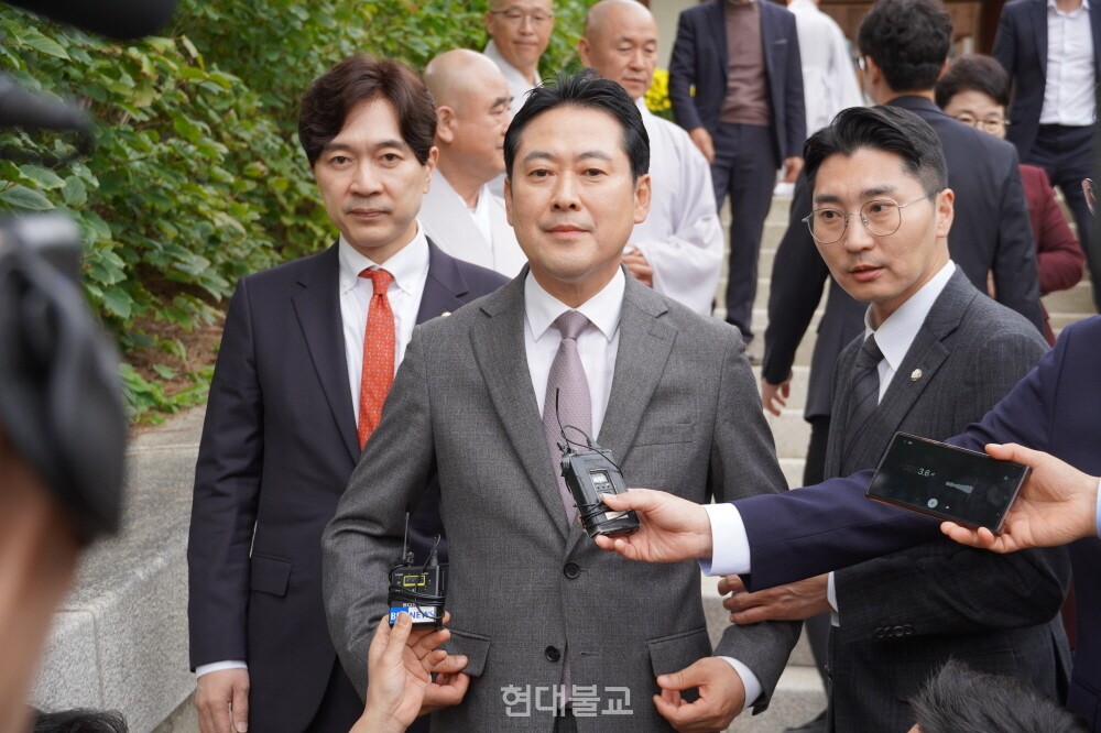 예방 후 기자들과 만난 장동혁 국민의힘 대표.