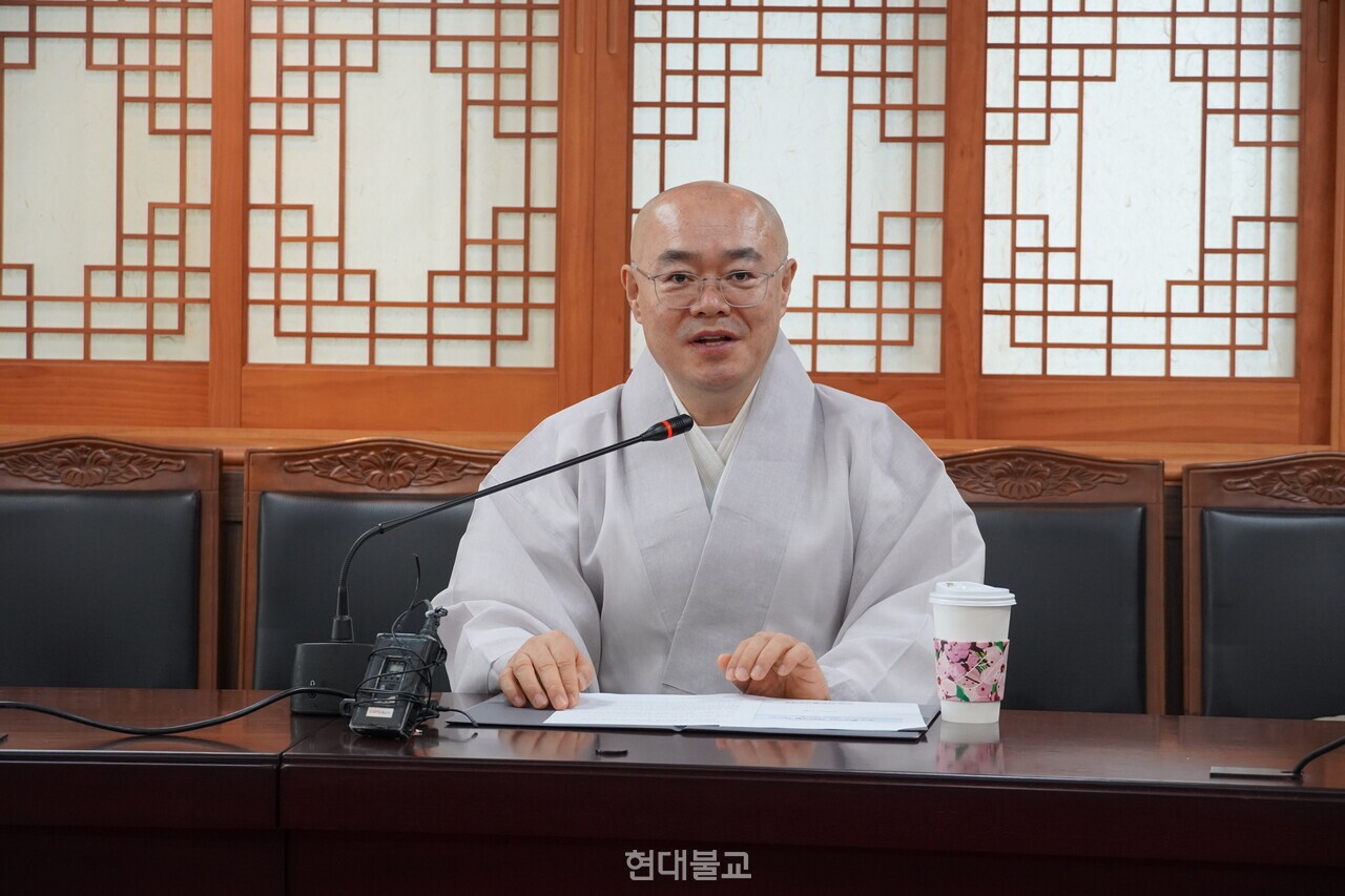 조계종 총무원 기획실은 10월 23일 서울 전법회관에서 언론브리핑을 열고 내년도 예산안과 편성 기조를 설명했다. 사진은 기획실장 묘장 스님이 인사말을 하고 있는 모습.