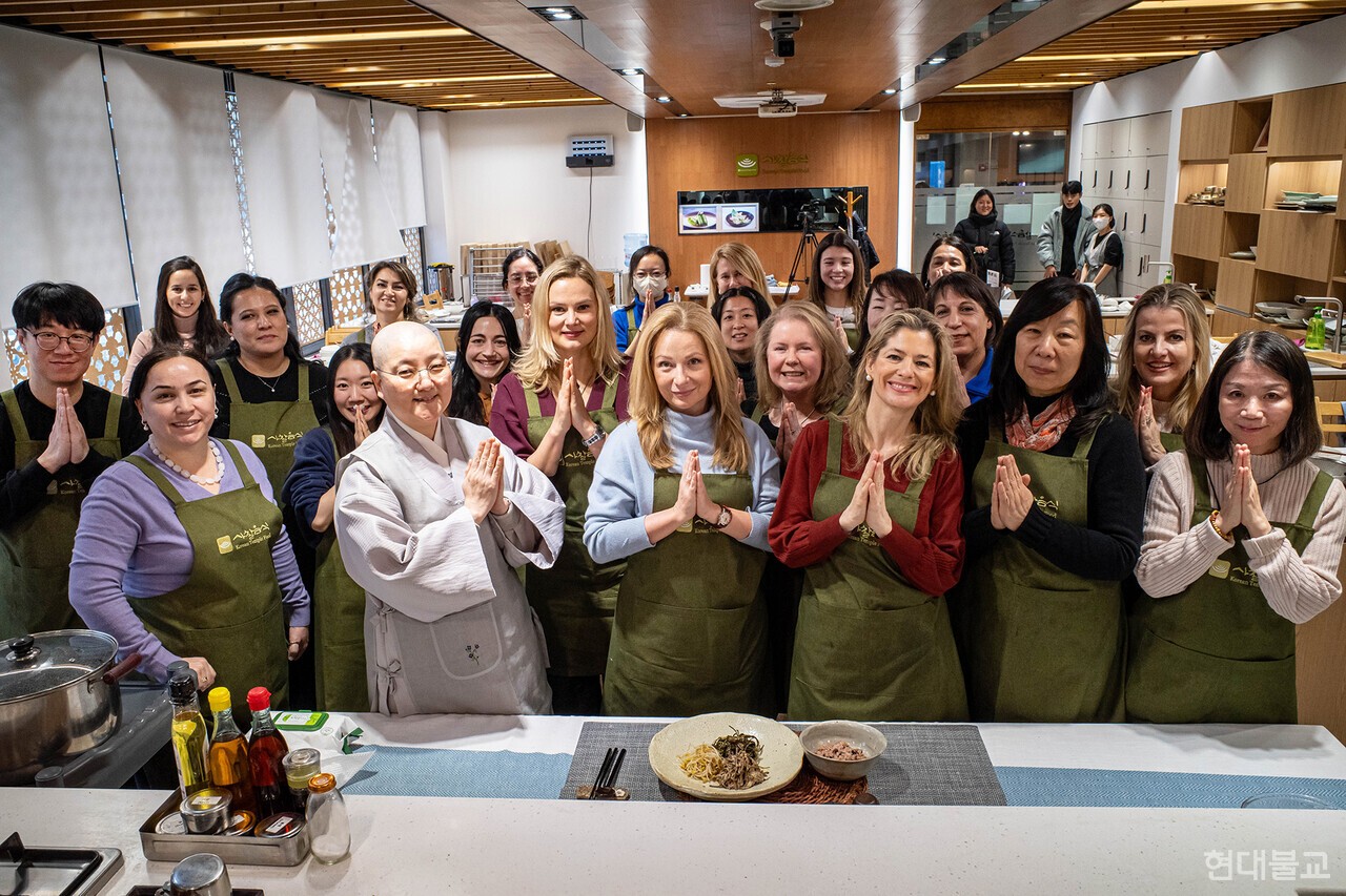 지난 2월에 열린 주한외교대사배우자회와 함께한 정월대보름 세시풍속 음식체험 프로그램의 참가자와 체험관 지도법사 하경 스님의 기념촬영.