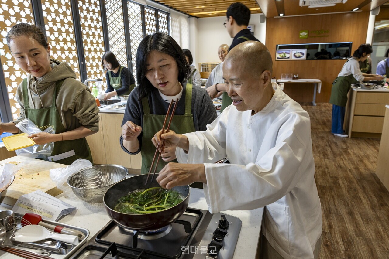지난 4월 진행된 특강에서 선재 스님이 수강생을 지도하고 있다.