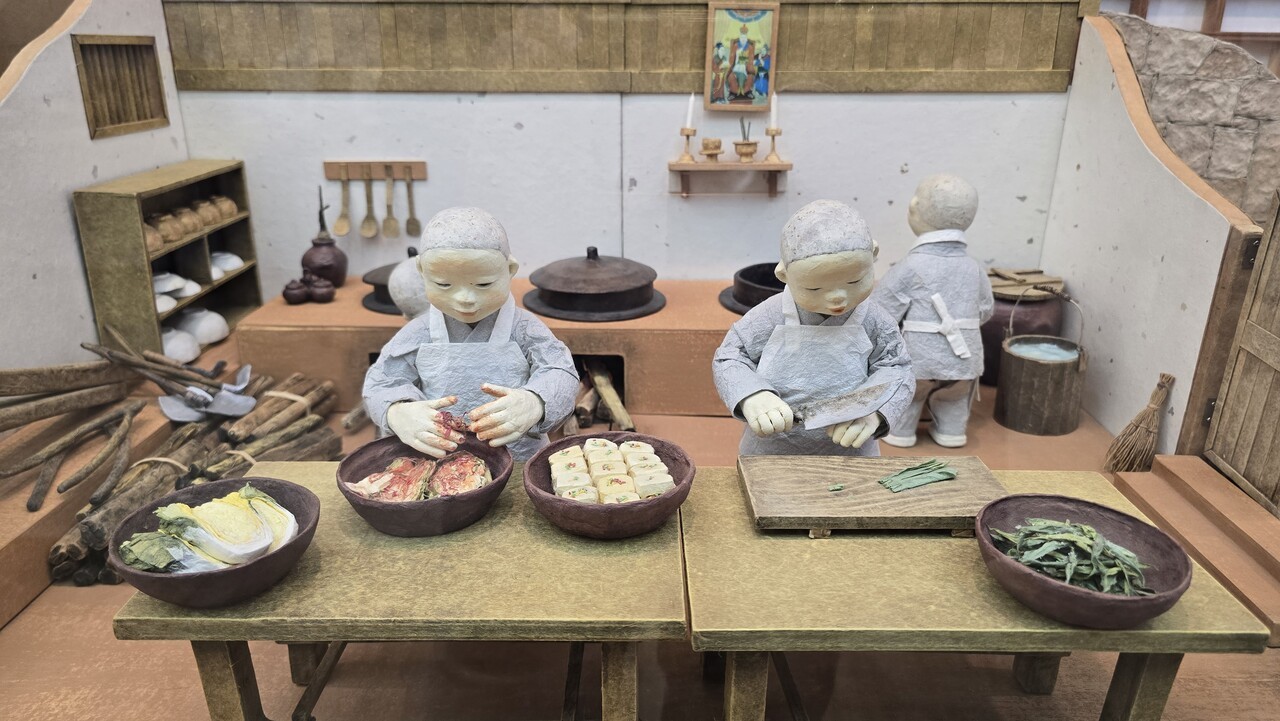 체험관에 전시된 닥종이 인형들. 사찰 공양간을 재현했다.