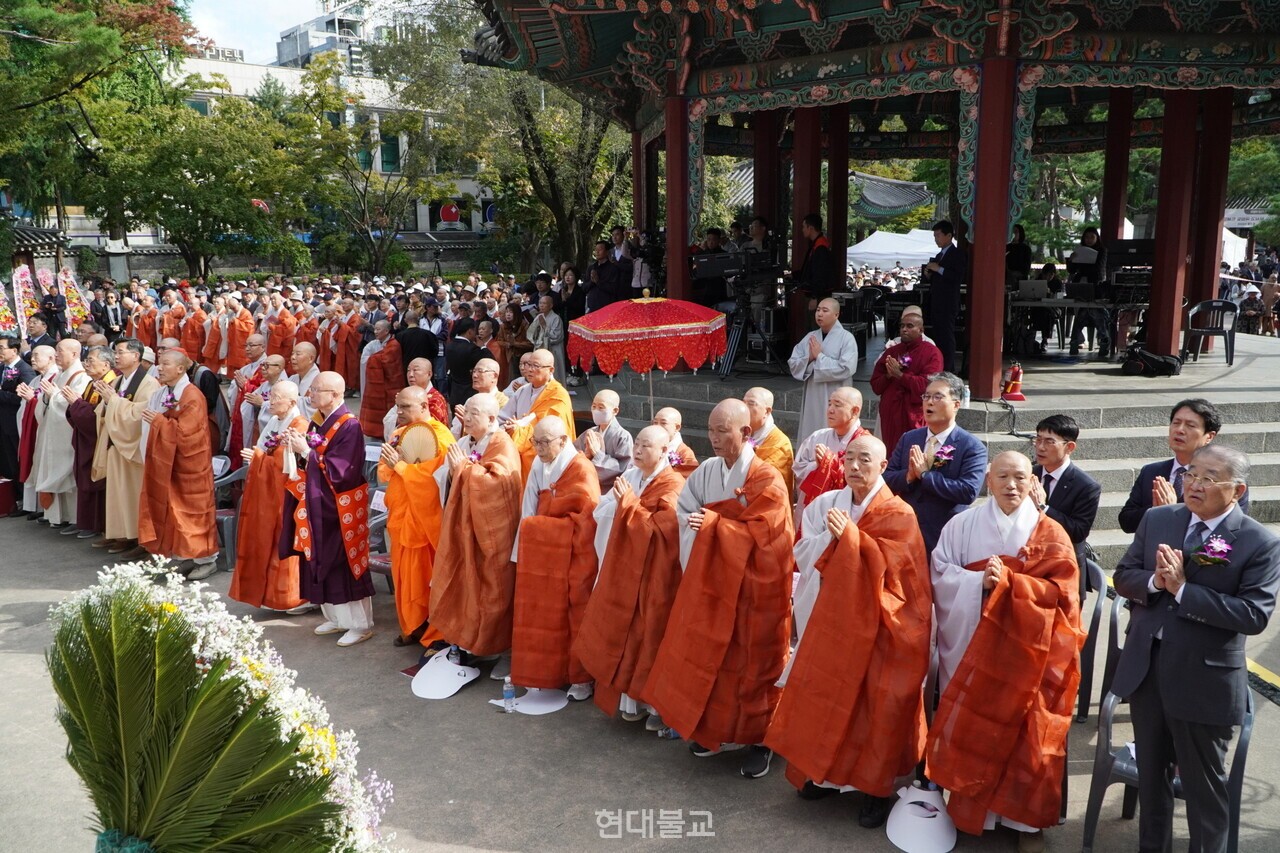 법회 참석 대중이 삼귀의와 반야심경을 봉독하고 있다. 