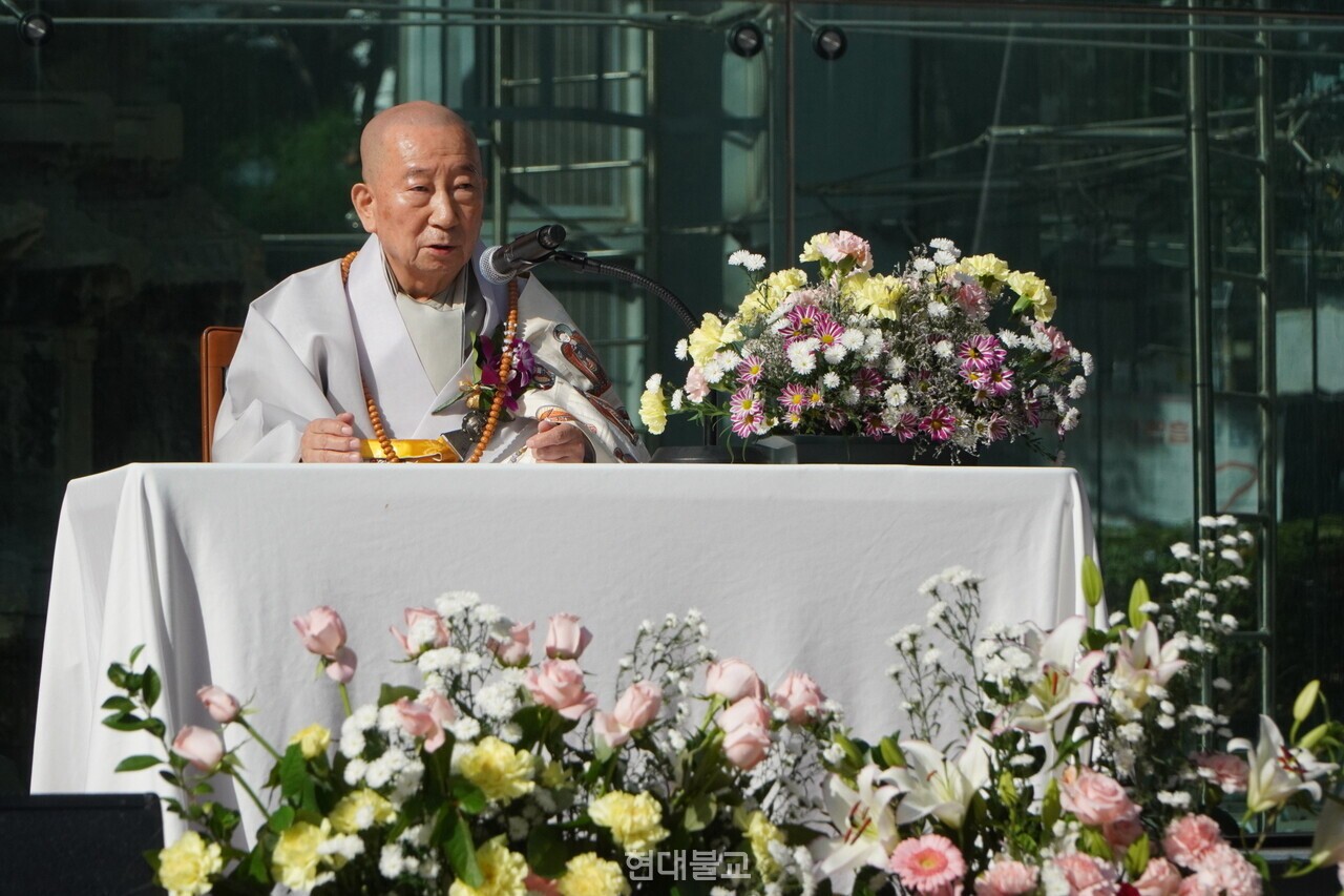 홍파 스님이 법어를 설하고 있다. 