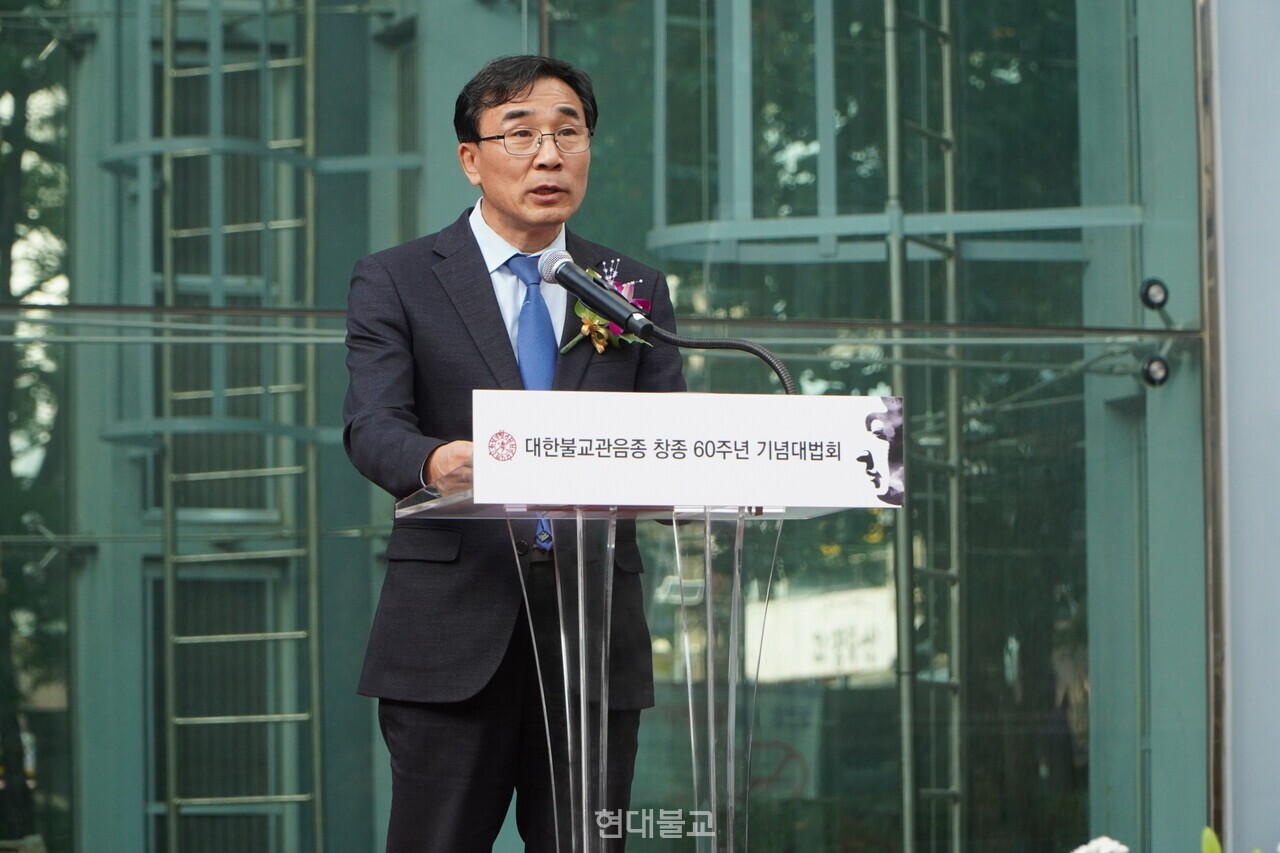 이재명 대통령의 축사를 대독하고 있는 전성환 경청통합수석비서관. 