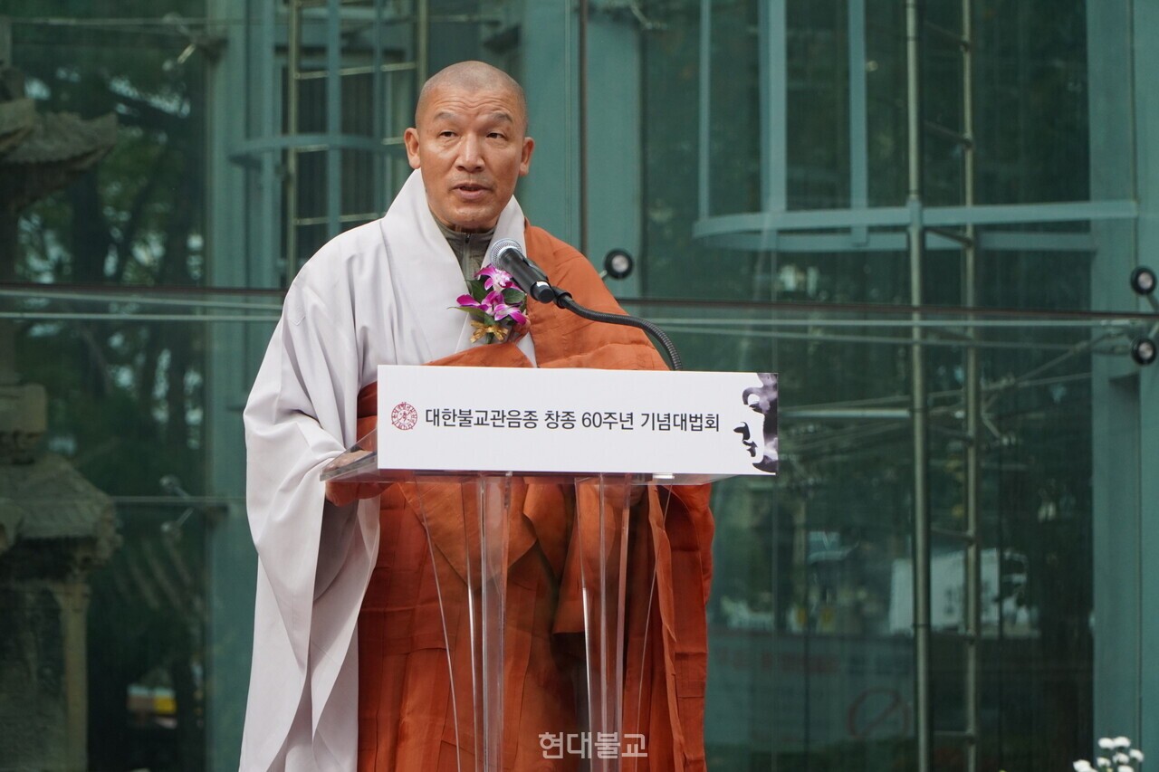 조계종 중앙종회의장 주경 스님이 조계종 총무원장 진우 스님의 축사를 대독하고 있다. 
