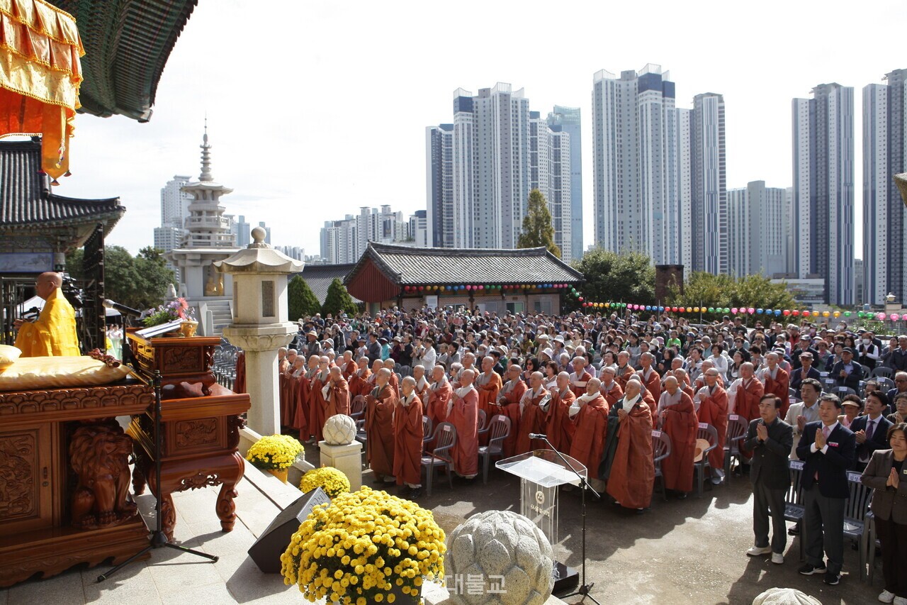 해운정사 경내를 가득 메운 사부대중이 합장하며 삼귀의 및 반야심경을 봉독하고 있다