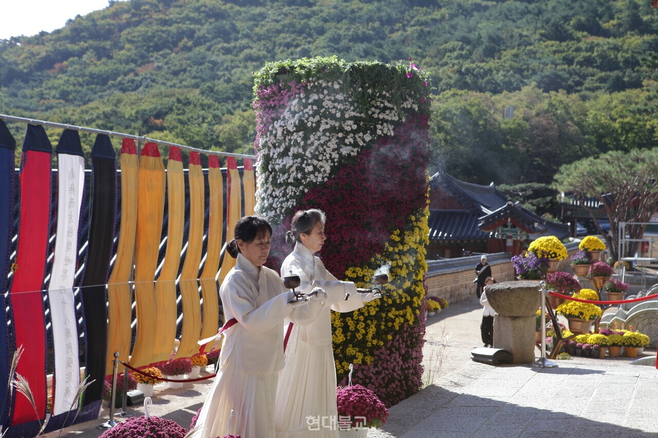 범어사 대웅전 앞에서 봉행된 개산 1347주년 법요식. 육법공양을 위해 향로를 들고 대웅전으로 향하고 있다.