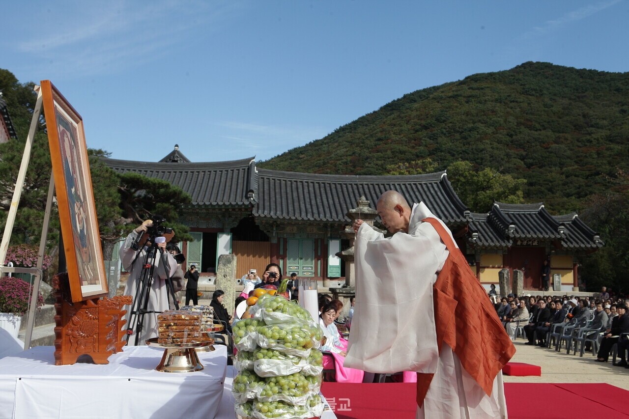 향을 올리는 범어사 방장 정여 대종사