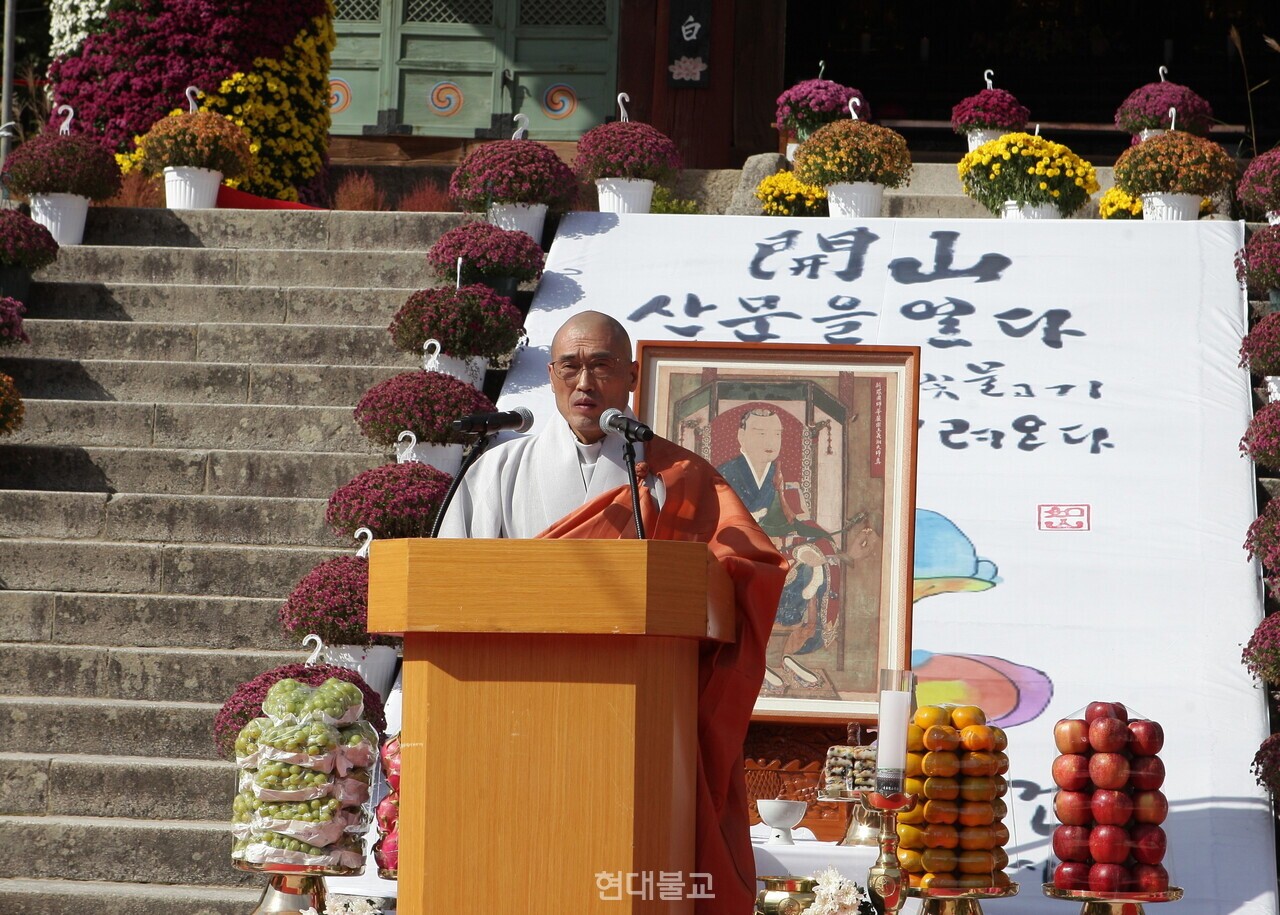 범어사 주지 정오 스님이 인사말을 하고 있다.