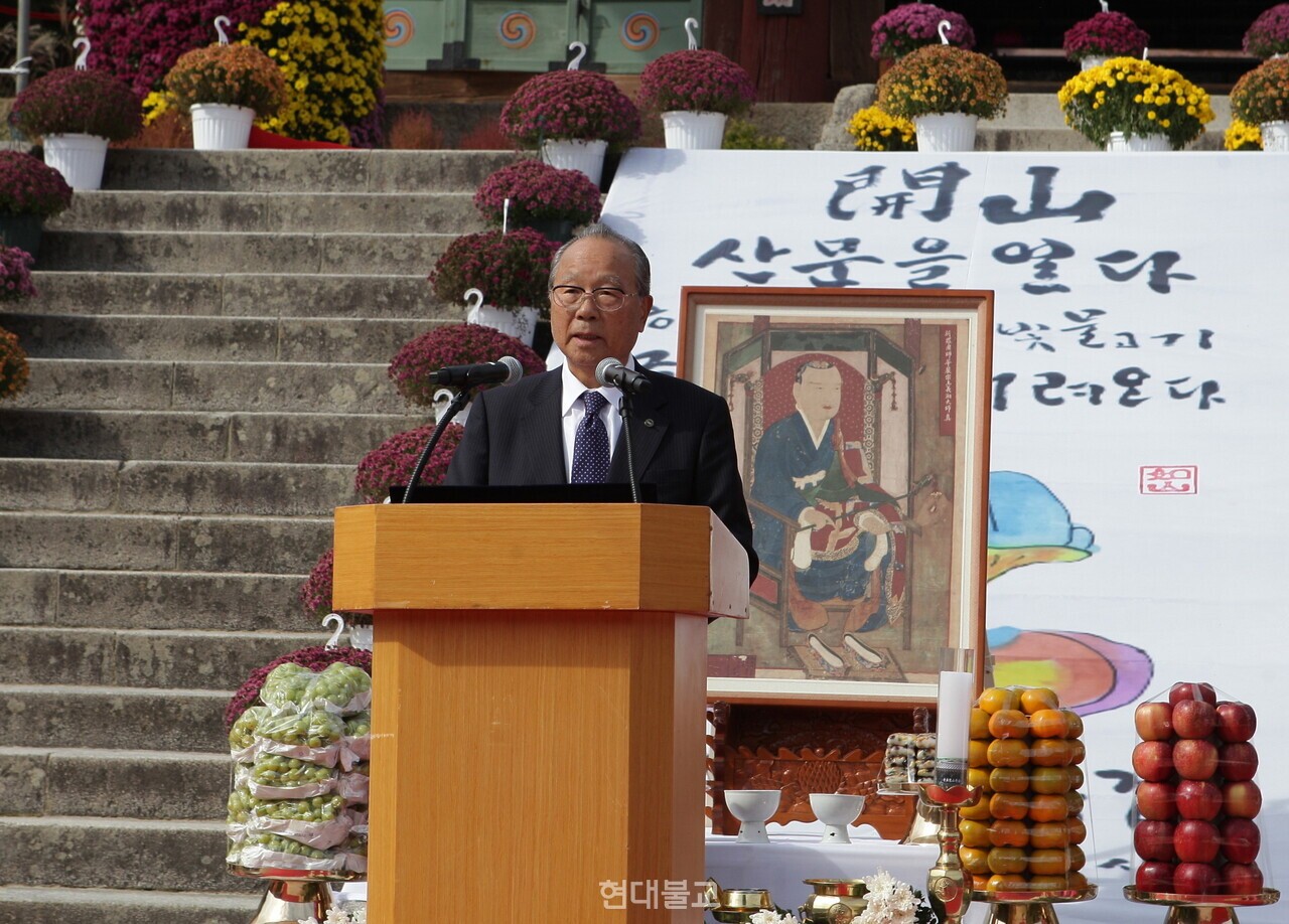 이윤희 부산불교연합신도회장이 인사말을 하고 있다.