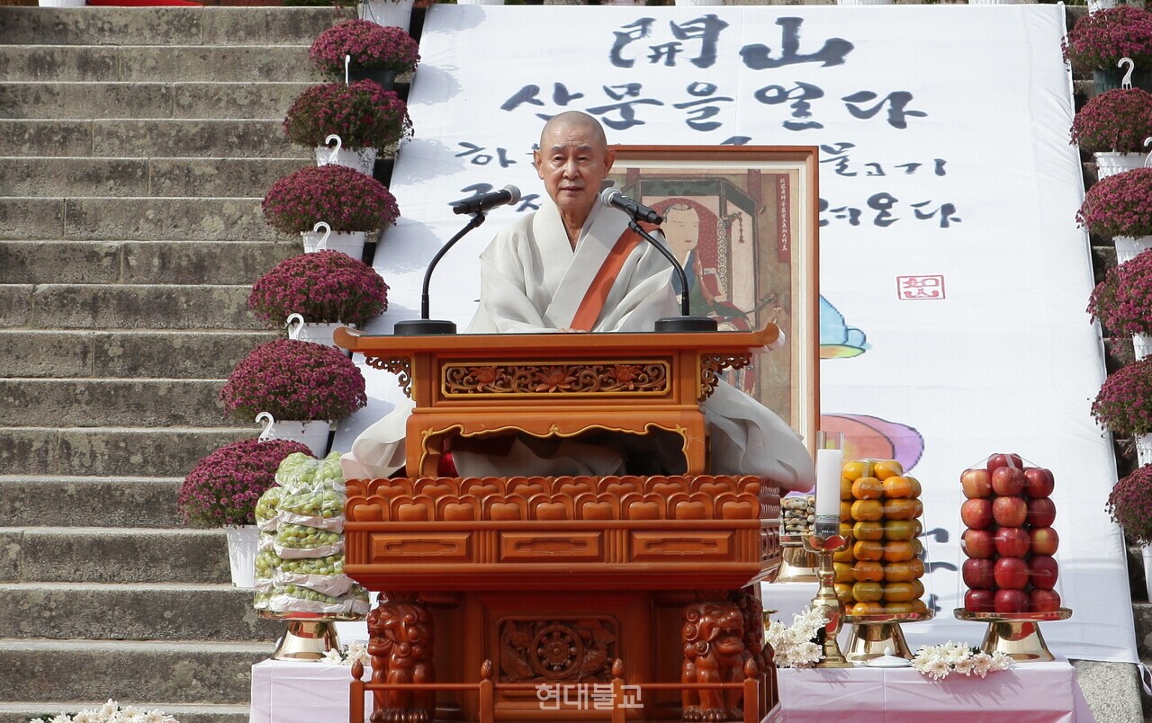 범어사 방장 여산 정여 대종사가 법문을 설하고 있다.