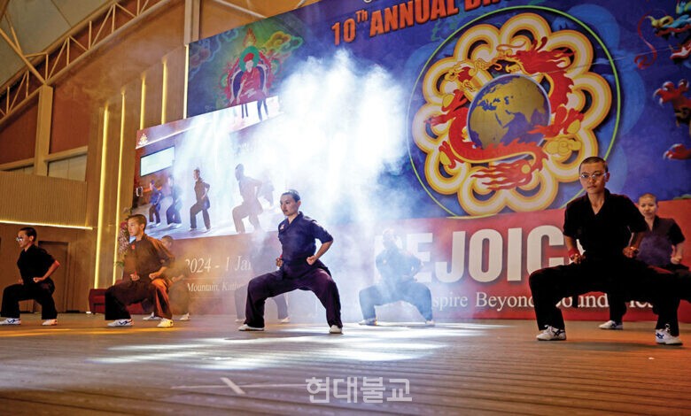 재개원 기념식에서 쿵후 수련을 시연하는 비구니 스님들. 사진 출처=인디펜던트 뉴스