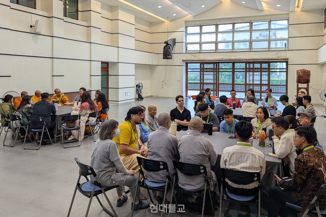 각 주제별로 토론을 진행중인 청년 보살 프로그램 참석자들. 사진출처=부디스트도어글로벌