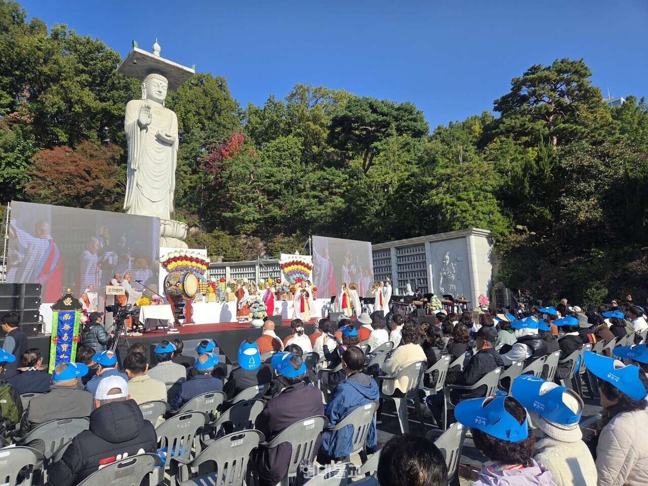 사단법인 국가무형유산 봉은사 생전예수재 보존회는 11월 1일 봉은사 미륵광장에서 ‘을축년 대홍수 추모문화제’를 열고 희생자들의 넋을 위로하고 국태민안을 기원했다.