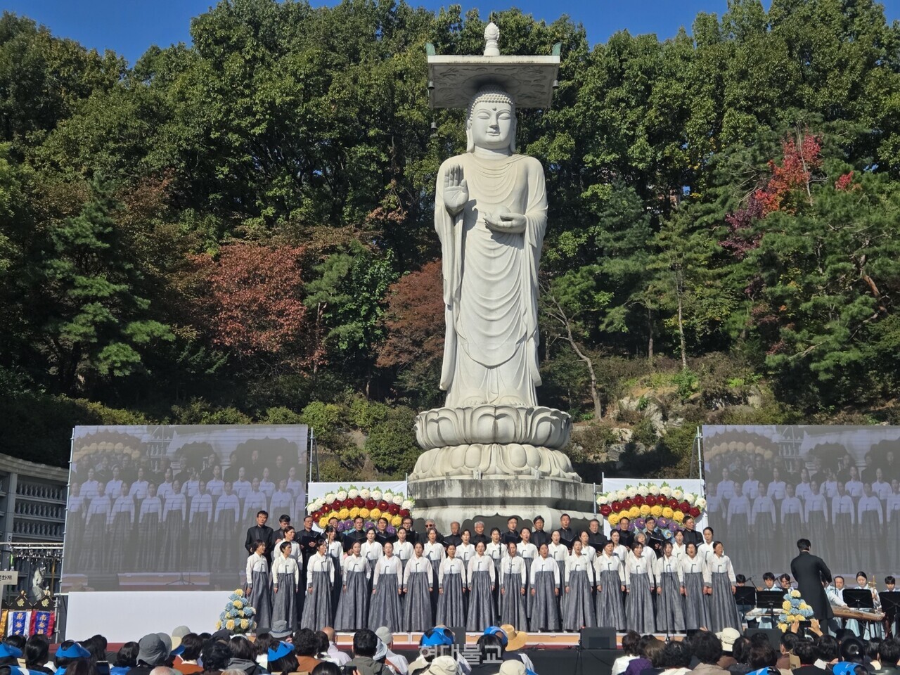 봉은사연합합창단과 국악합주단의 추모 공연.