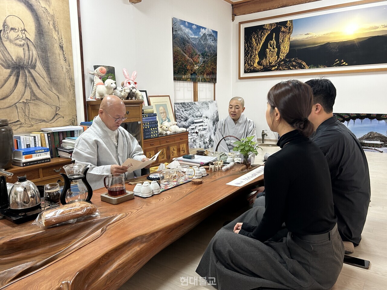 ‘나는 절로’가 배출한 결혼 1호 커플이 첫만남을 가진 장성 백양사을 찾아 주지 무공 스님에 감사인사를 전했다.