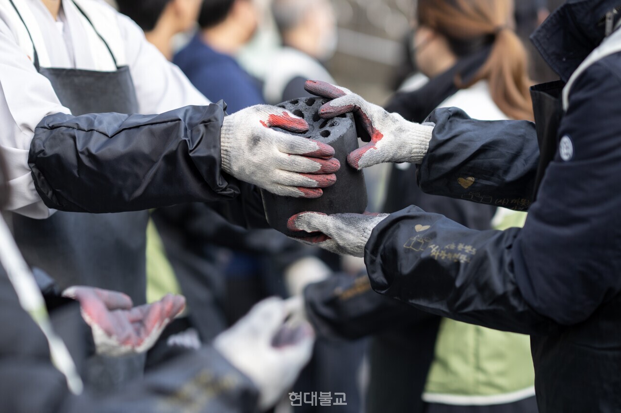 조계종이 에너지 소외계층의 따뜻한 겨울나기를 돕기 위해 난방키트 지원 캠페인을 진행한다. 사진은 2023년에 진행한 에너지 취약계층 연탄지원 모습.