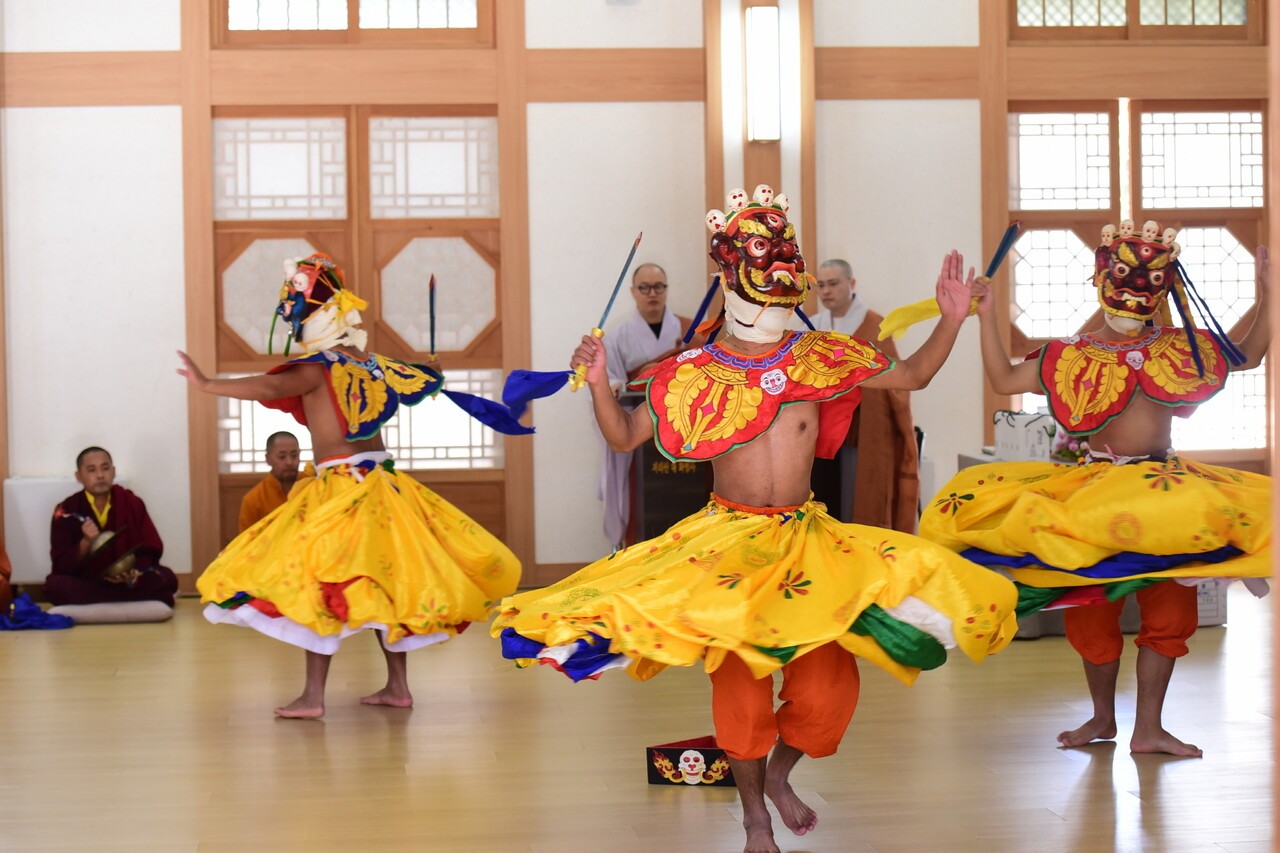 부탄의 스님들이 시연한 퇴마춤