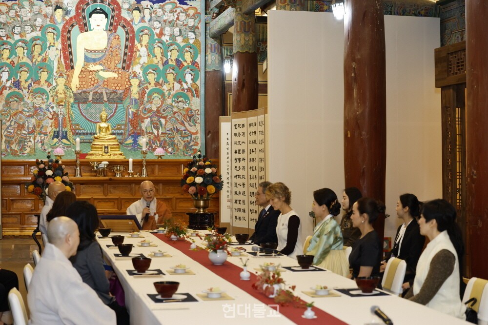 조계종 총무원장 진우 스님이 10월 31일 경주 불국사에서 김혜경 여사를 비롯해 APEC 정상회의에 참석한 경제체 대표 배우자들에게 조화와 상생의 가르침을 전했다. 사진 제공=조계종.