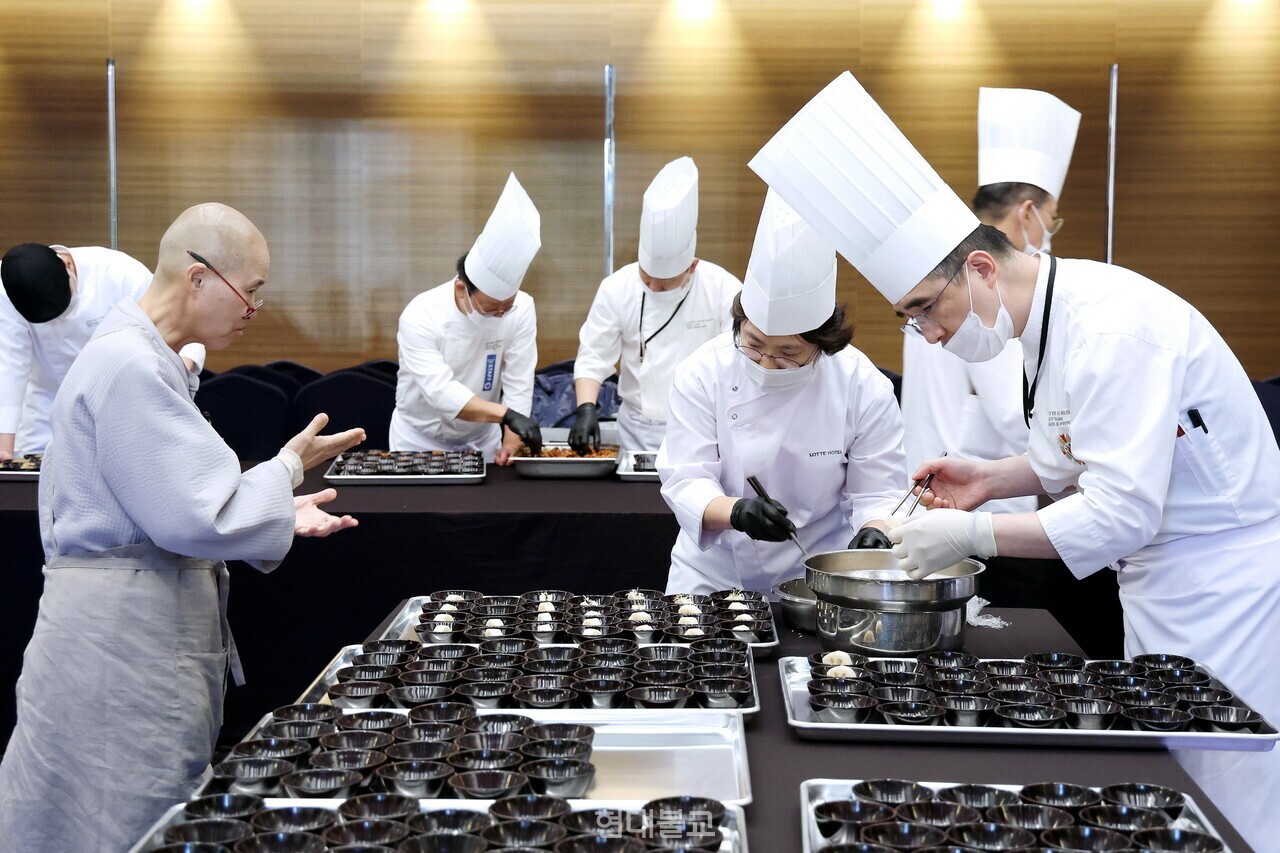 조계종 사찰음식 명장 선재 스님이 APEC CEO 서밋 특별만찬을 준비하는 모습. 사진 제공=네츄르먼트.