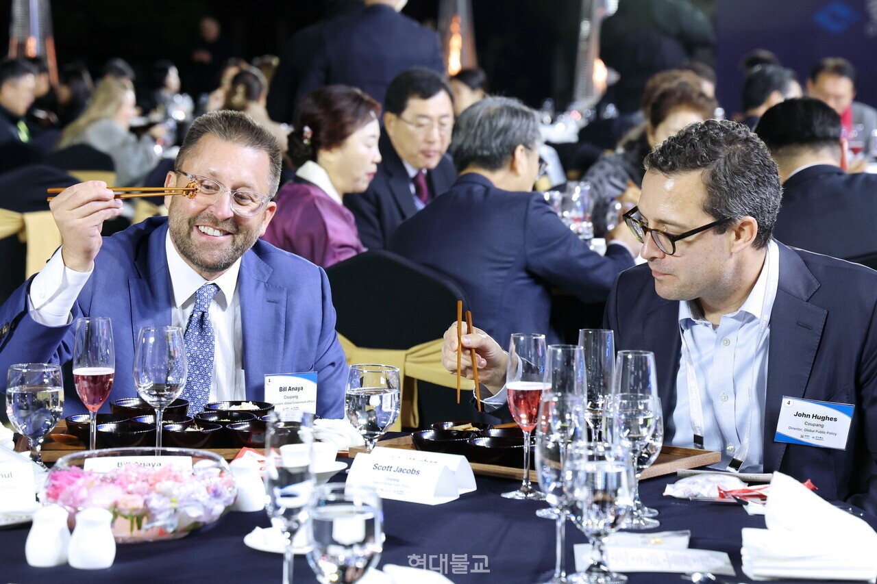 APEC CEO 서밋 특별만찬에서 사찰음식을 즐기는 참가자들. 사진 제공=네츄르먼트.