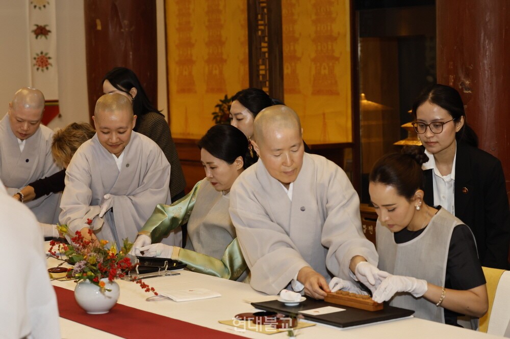 서울 진관사 스님들과 다식 만들기 체험을 하는 APEC 정상회의 참석 경제체 배우자들. 사진 제공=조계종.