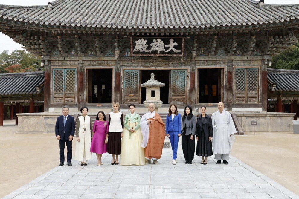 조계종 총무원장 진우 스님(가운데)과 김혜경 여사를 비롯한 참가자들의 기념 촬영. 사진 제공=조계종.