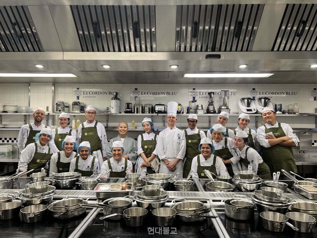 한국불교문화사업단은 10월 24일부터 11월  1일 영국과 프랑스에서 사찰음식 강연, 체험 등의 행사를 진행했다. 사진은 10월 28, 29일 르꼬르동블루 런던캠퍼스에서 열린 채식전문과정 강연에서 사찰음식 장인 여거 스님과 수강생들이 기념촬영하는 모습. 사진제공=한국불교문화사업단. 