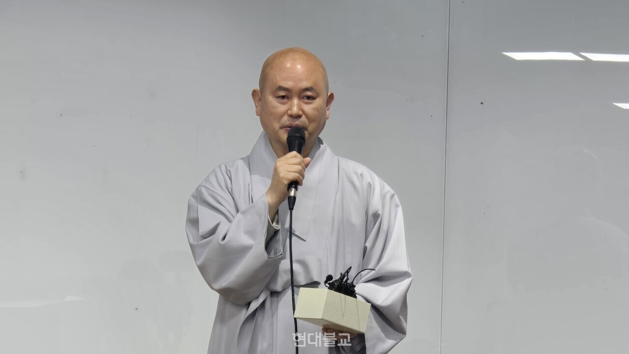 인사말을 하는 정도 스님