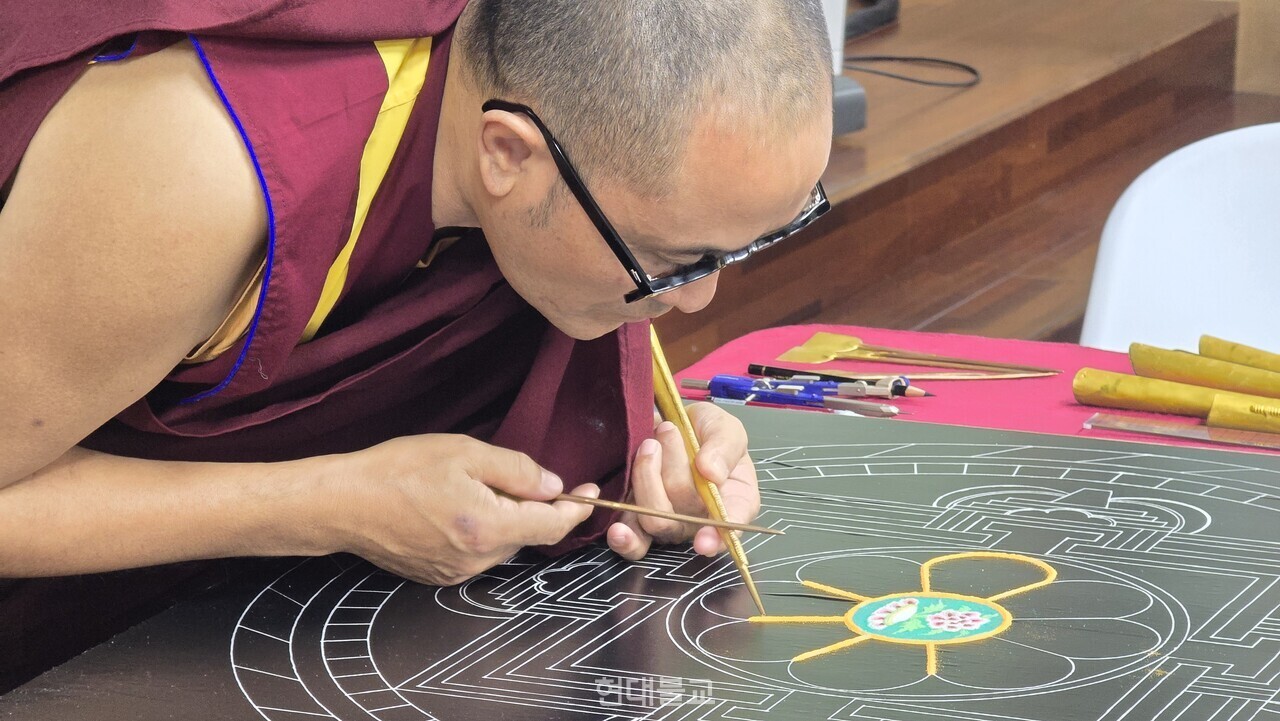 11월 4일 간담회에서 진행된 모래만다라 시연 모습. 동국대 종학연구소가 11월 22일부터 23일까지 1박 2일간 서울 강남 학여울역 SETEC 제2전시실에서 서울국제명상엑스포 명상체험부스 행사에서 만날 수 있다. 