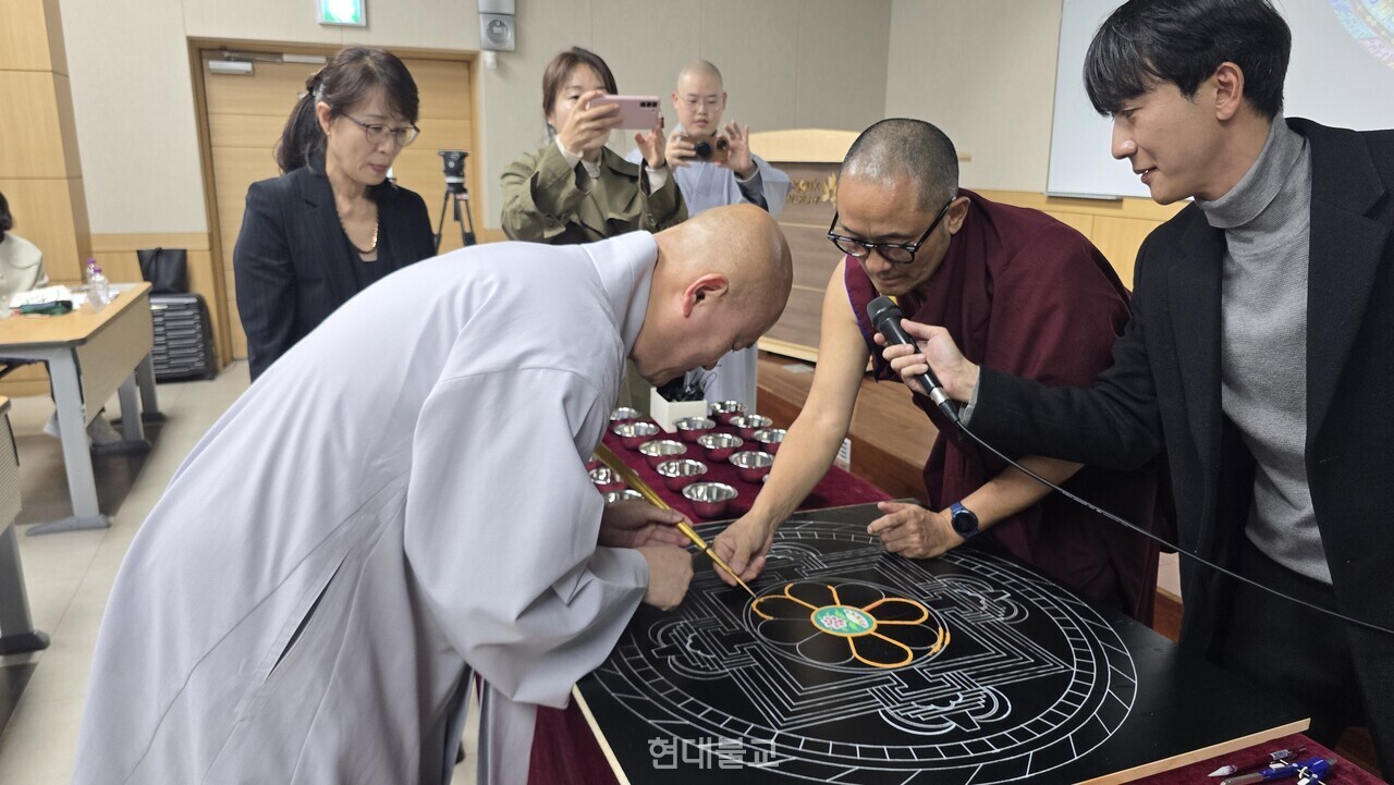 정도 스님이 모래 만다라를 체험하고 있다. 