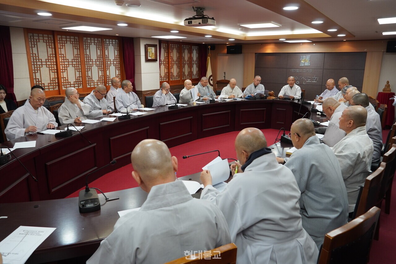 조계종 중앙종회 의장단·상임분과위원장·총무분과위원회는 11월 4일 서울 전법회관 3층 대회의실에서 제13차 연석회의를 열고 제236회 중앙종회 정기회 의사일정을 확정했다.