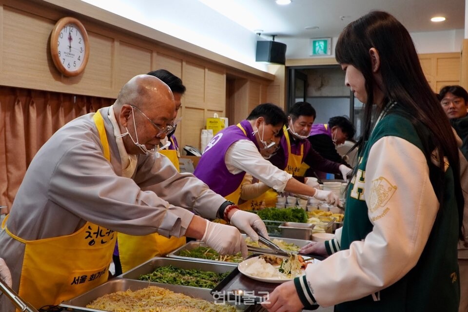 조계종사회복지재단이 2024년부터 대학가 인근 사찰에서 진행하고 있는 ‘청년밥심’이 입소문이 나면서 매회 문전성시를 이루고 있다. 사진은 11월 4일 서울 연화사에서 조계종사회복지재단 대표이사 도륜 스님이 대학생들에게 배식하는 모습.