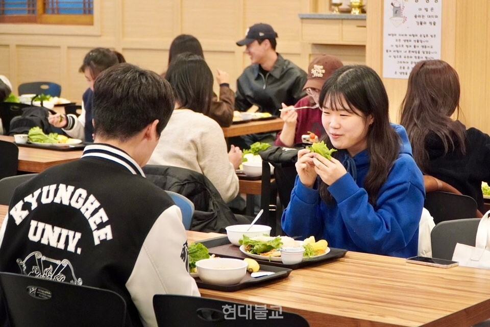 음식을 맛본 학생들은 “먹을수록 손맛이 가득한 음식이라는 게 느껴진다”면서 만족감을 표했다.