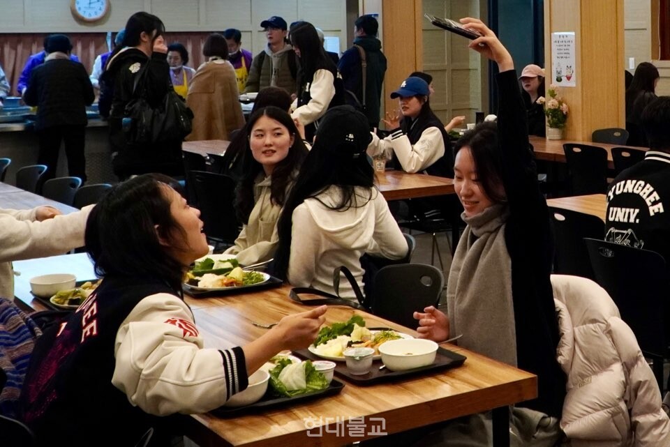 11월 4일 점심시간 서울 연화사 공양간에서 만난 학생이 식사 전 사진 촬영을 하고 있다.