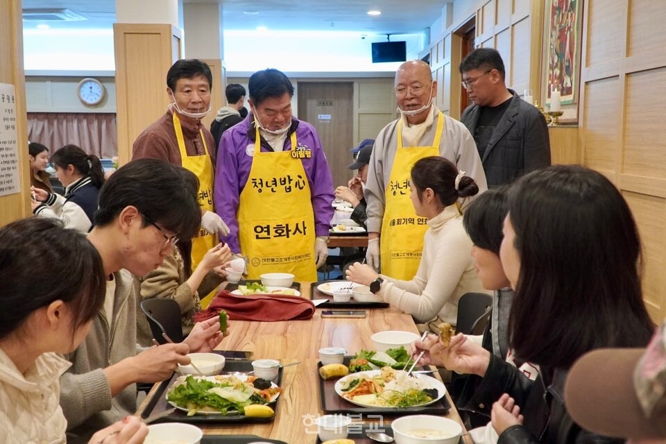 배식후 조계종사회복지재단 대표이사 도륜 스님과 이필형 동대문구청장은 학생들을 직접 만나 응원 메세지를 보냈다.