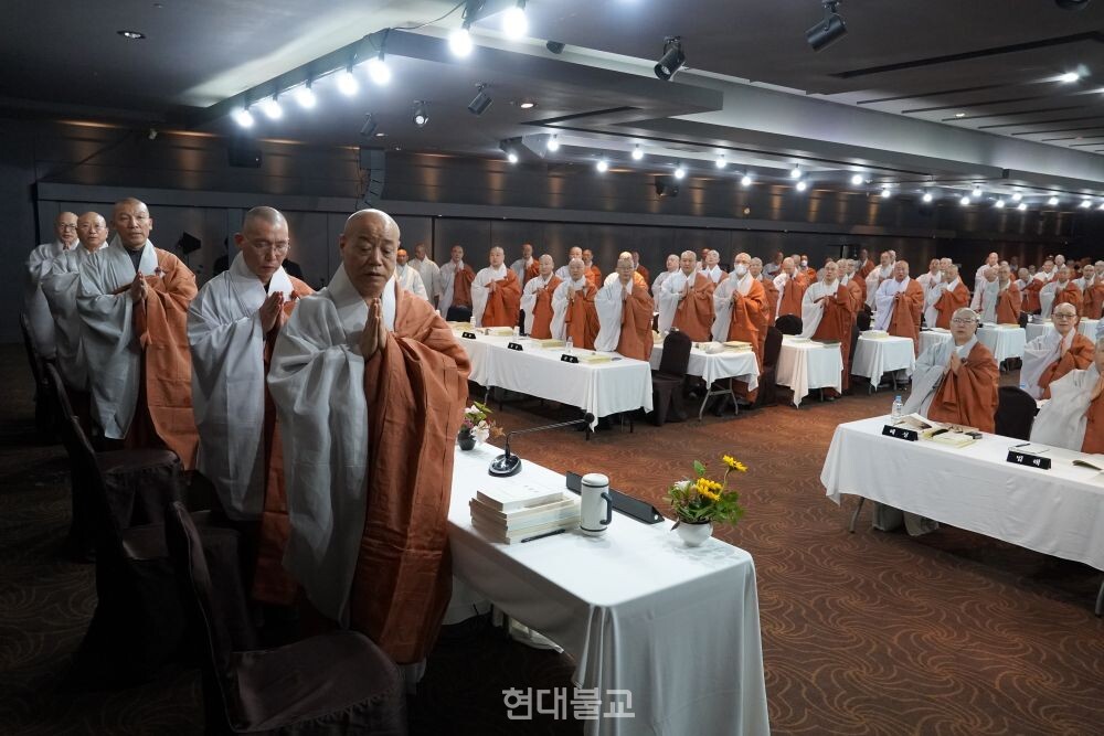 조계종 내년도 중앙종무기관 예산안을 비롯해 비구니 호계위원 참여, 대종사 자동 품수 등을 다룰 제236회 중앙종회 정기회가 개원했다.