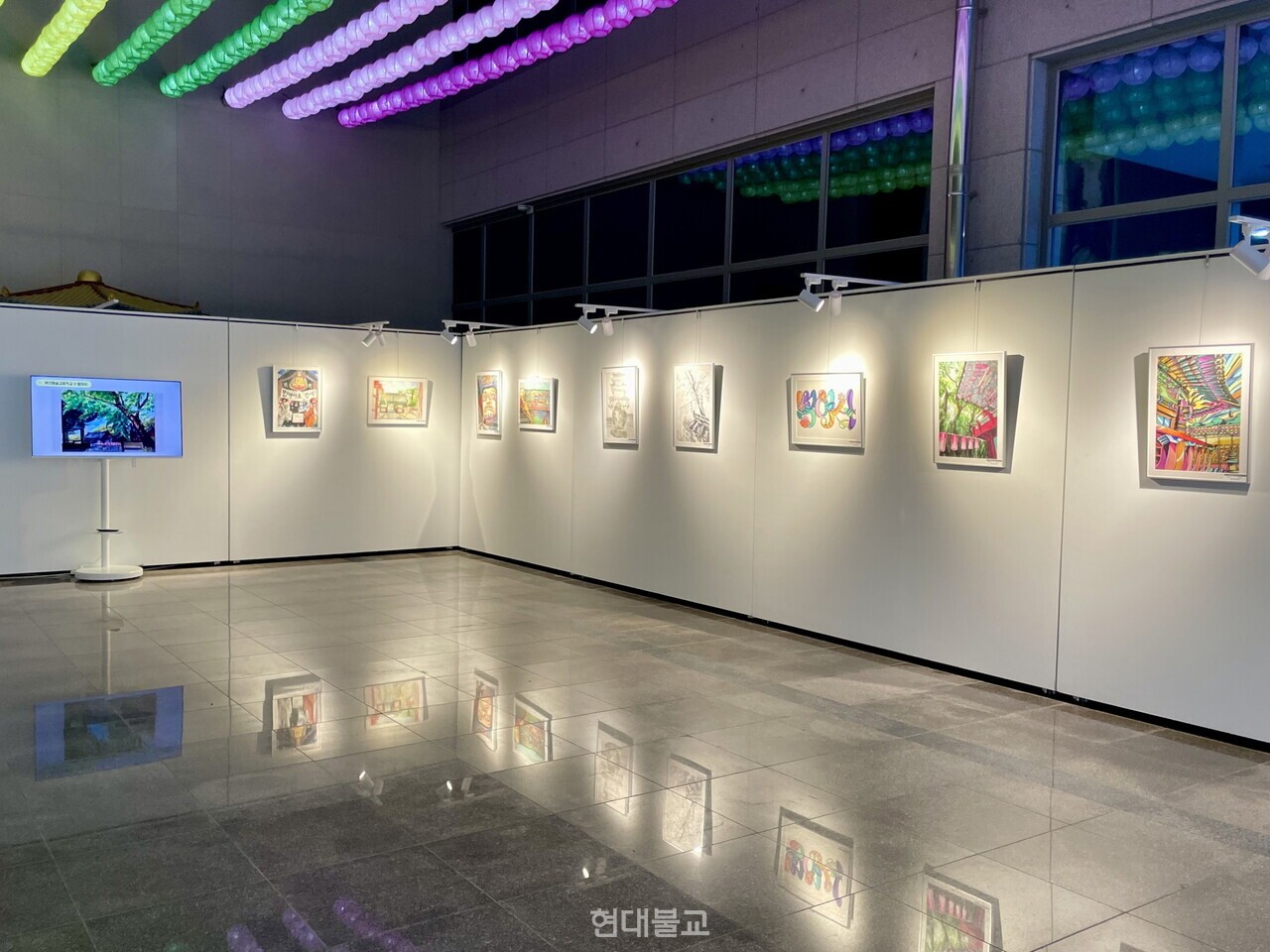 범어사 성보박물관 중정에 마련된 전시모습