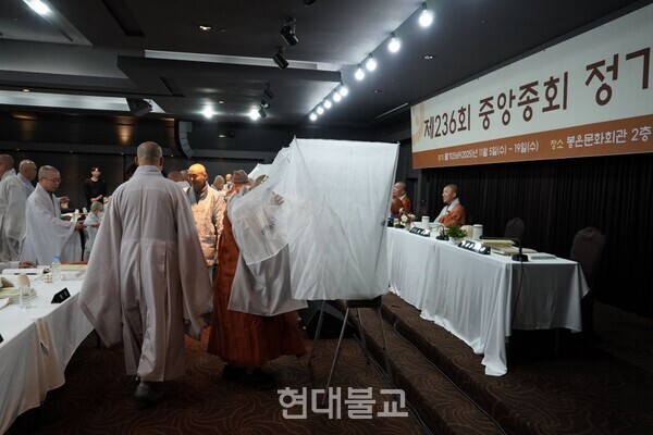 11월 5일 열린 조계종 236회 중앙종회 정기회에서 초심호계위원에 비구니 스님 2인이 참여하는 내용의 '종헌' 개정안이 1표차로 부결됐다.