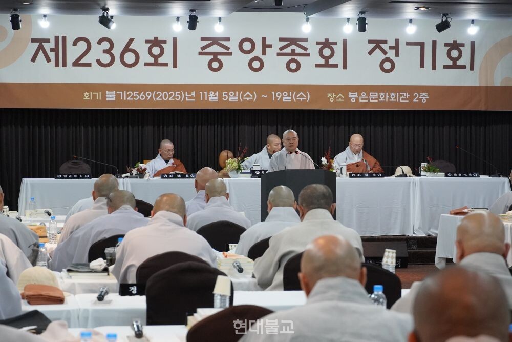법원 스님이 산중총회법 개정안을 설명하고 있다.