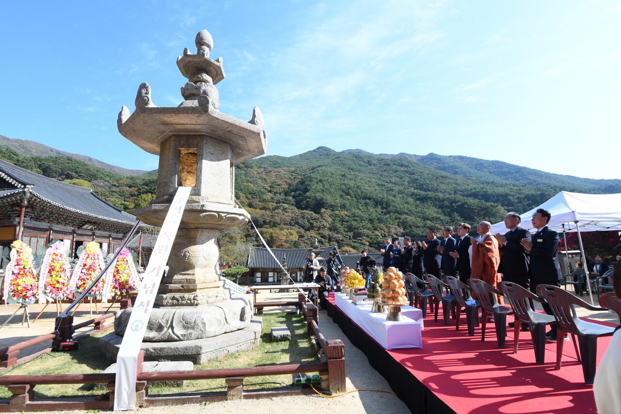 구례 화엄사는 11월 5일 각황전 앞 석등 복원 기념식을 열고 다시 법의 등불을 밝혔다.