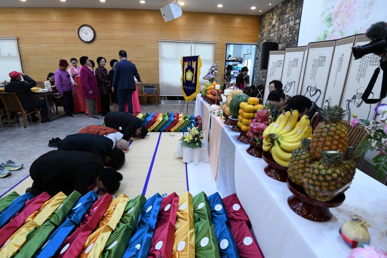 �ȼ��� ������ ��ŵ鿡�� ���԰� ���� �ͺ�, �����ڵ��� ū ���� �ø��� �����ߴ�.