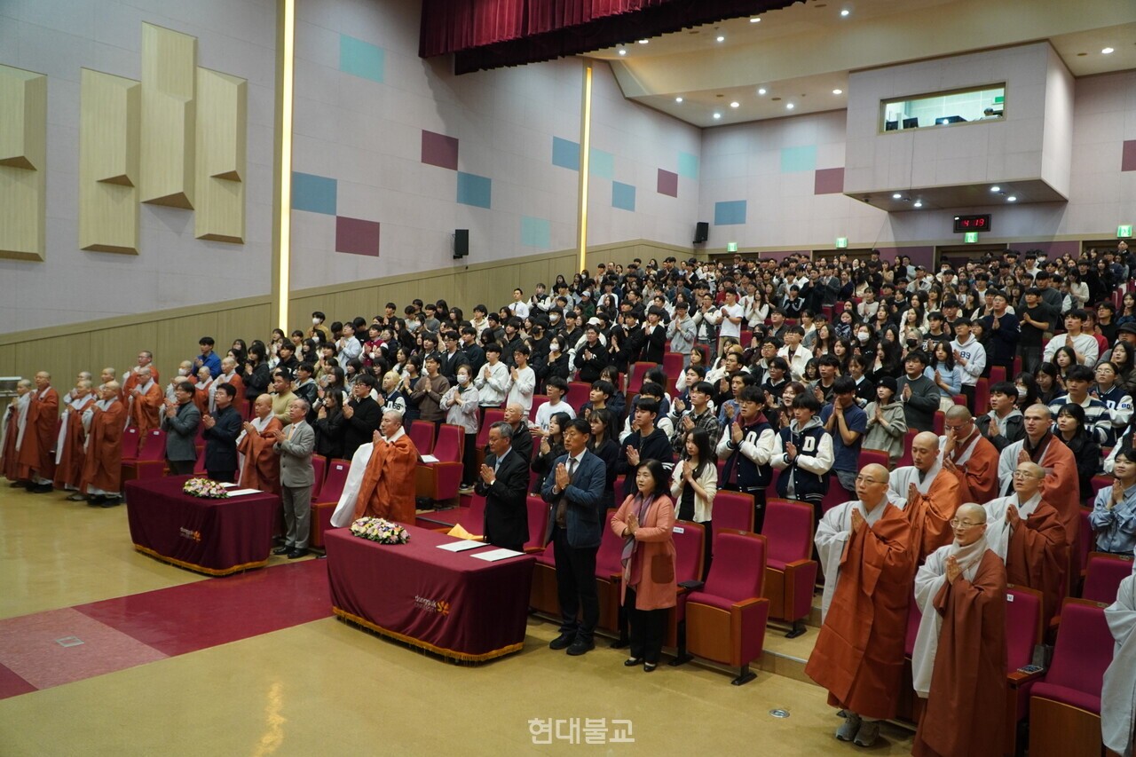 삼귀의와 반야심경을 봉독하는 참석대중들. 