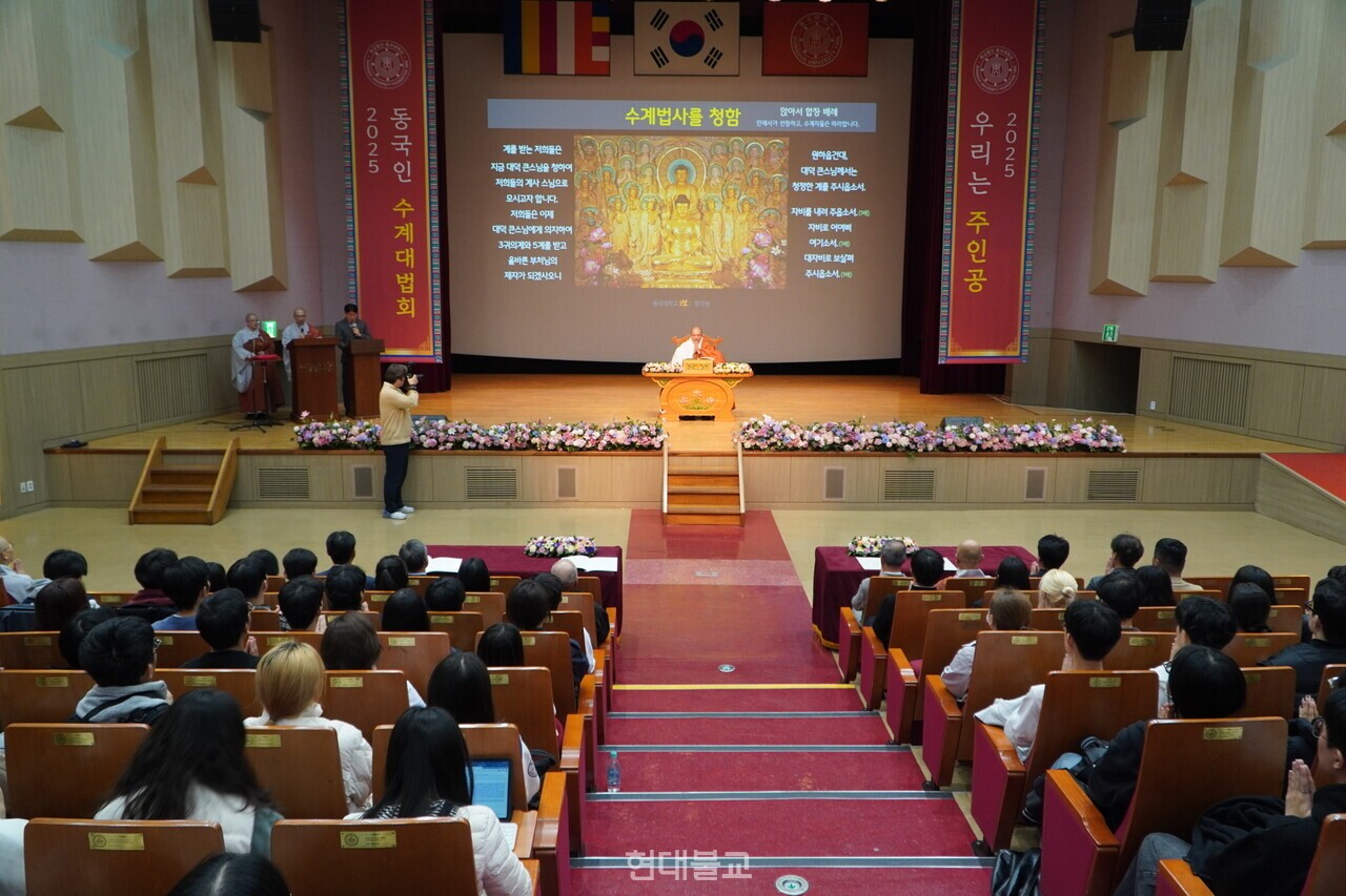 전계대화상 돈관 스님이 오계를 설하고 있다. 