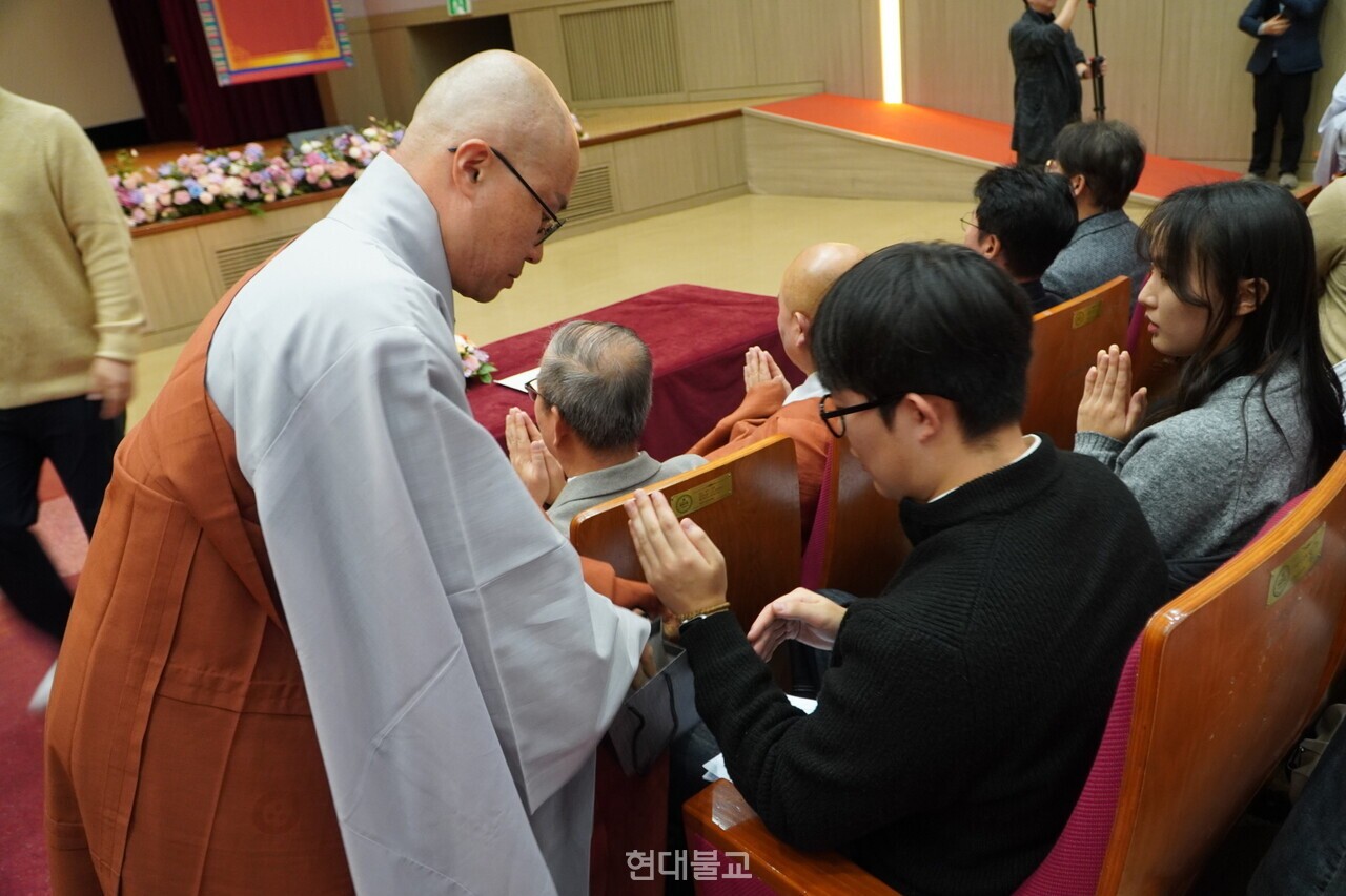 스님들이 연비의식을 진행하고 있다. 이날 법회에는 연비 대신 염주가 전달됐다. 
