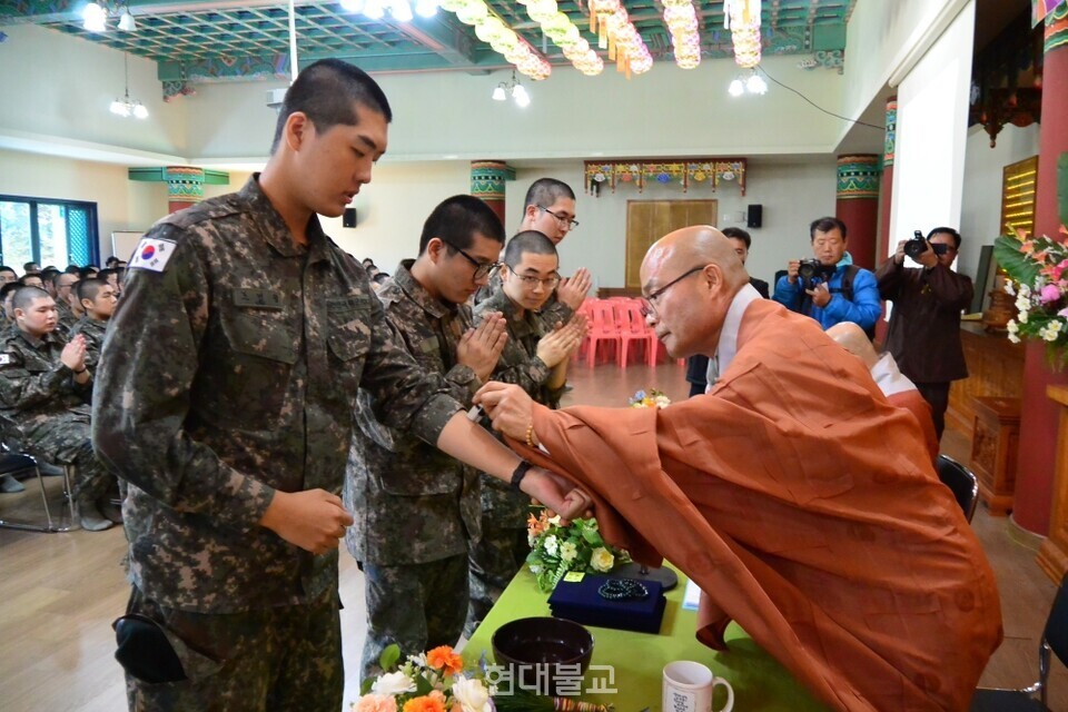 고창 선운사가 11월 2일 육군 35사단 호국충경사에서 군장병 300명을 대상으로 수계법회를 봉행했다. 사진은 연비를 하고 있는 선운사 주지 경우 스님.
